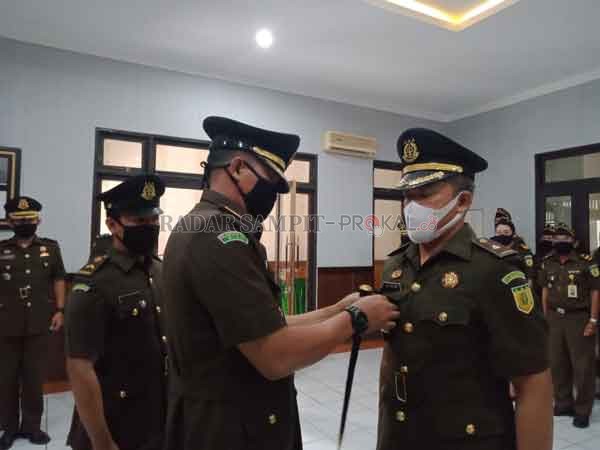 Kasi Pidum Kejari Bartim Ary Pratama menandatangani berita acara pelantikan yang disaksikan oleh Kejari bartim Roy Rovalino Herudiansyah.