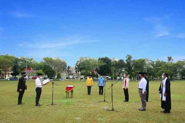 UPACARA: Wali Kota Palangka Raya Fairid Naparin saat melantik dan mengambil sumpah asn pada jabatan pimpinan tinggi Pratama, administrator dan pengawas di lingkungan Pemerintah Kota Palangka Raya, Jumat (22/1).(Istimewa/Humas Pemkot)
