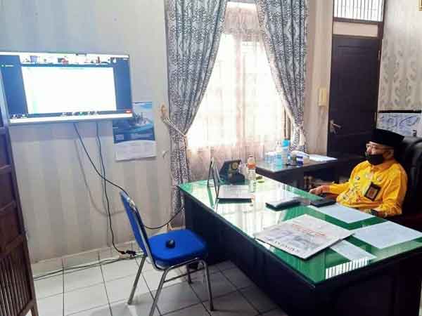 AKTIF: Inspektur Kota Palangka Raya Drs. Eldy, M.Si ketika  di ruang kerjanya mengikuti rapat via daring dengan para ASN setempat, baru-baru tadi. ( istimewa)