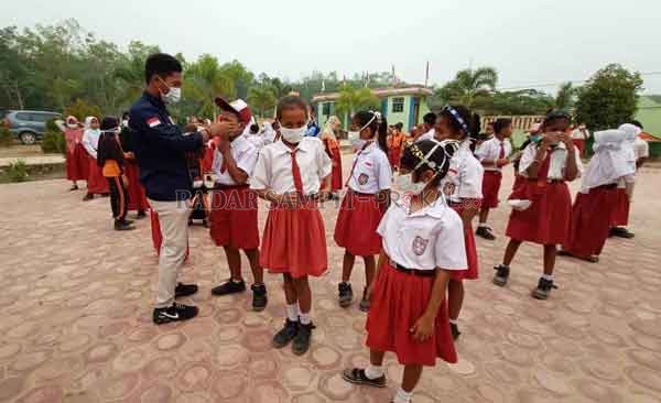 BELAJAR: Para siswa diharuskan menggunakan masker saat belajar, namun tetap harus diawasi, beberapa sekolah sudah mengajukan belajar tatap muka.(DOK/RADAR SAMPIT)