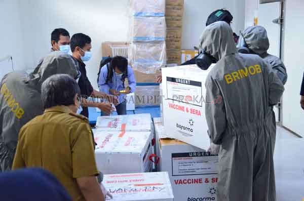 DIKAWAL KETAT: Vaksin Covid-19 tahap kedua jenis Sinovac kembali disalurkan sebanyak sebanyak 27.000 vial untuk Kalimantan Tengah, Senin (25/1).(IST/RADAR SAMPIT)