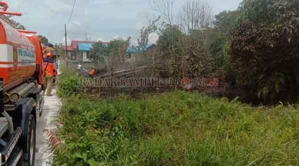 DIDUGA SENGAJA: Satgas darat karhutla Kobar berupaya memadamkan kebakaran lahan di RT 26, Sei Tatas, Kelurahan Baru, Kecamatan Arsel, Kabupaten Kobar , Senin (25/1) pukul 12.51 WIB.(ISTIMEWA)