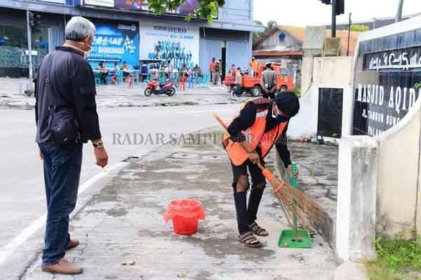 TEKAN PANDEMI: Guna menekan penyebaran covid-19  di kota yang semakin tinggi , tim Satgas terus melakukan razia prokes dan terus mendapatkan warga tak taat prokes hingga dilakukan sanksi administrasi dan sosial.(istimewa)