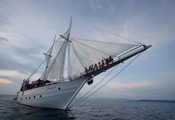 MEMUASKAN: Penulis bersama rombongan berfoto di ujung Kapal Jakare di Raja Ampat, Papua Barat. (FIRNA JAKARE FOR RADAR SAMPIT)