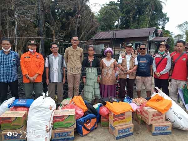 SERAHKAN: Wakil Bupati Mura Rejikinoor (pakai rompi) bersama jajaran BPBD, Dinas Sosial, Kecamatan Murung, ketika menyalurkan bantuan sosial kepada korban terdampak kebakaran di Desa Malasan, Minggu (24/1).(HUMAS/RADARSAMPIT)