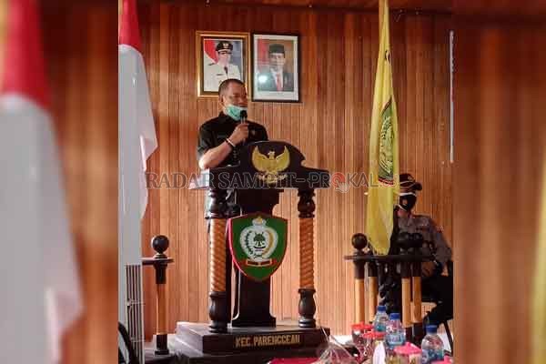 SAMBUTAN: Sekretaris Komisi II DPRD Kotim Juliansyah saat menyampaikan beberapa hal terkait pembangunan di wilayah pelosok Kotim, saat kegiatan Musrenbang di Kecamatan Parenggean, Selasa (26/1).(IST/RADARSAMPIT)