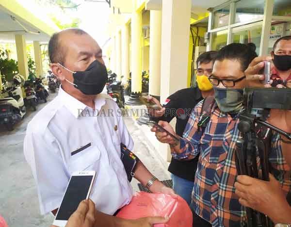 VAKSINASI : Kepala Dinkes Kobar Ahmad Rois menjelaskan terkait pelaksanan vaksinasi Covid-19. (RINDUWAN /RADAR PANGKALAN BUN )