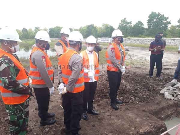 PEMBANGUNAN : Wali Kota palangka Raya Fairid Naparin belum lama ini menghadiri peletakan batu pertama pembangunan asrama Polda Kalteng di kawasan Polsek Jekan Raya.(DOK.DODI/RADAR PALANGKA)