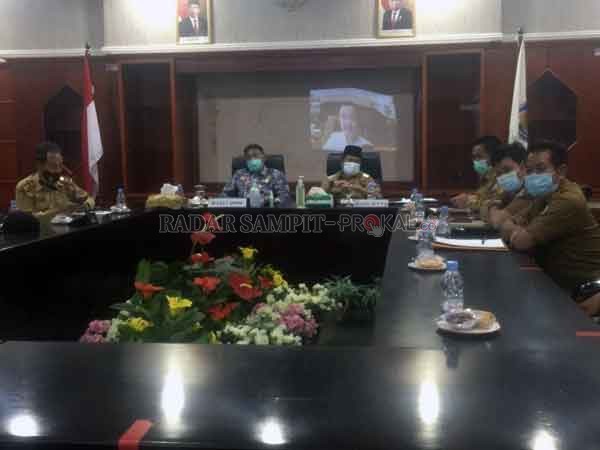 KUNKER : Wakil Bupati Mura Rejikinoor memimpin video conference kunjungan kerja virtual anggota DPD RI Perwakilan Kalteng Agustin Teras Narang, Selasa (26/1).(ONE)
