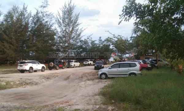 PENGUNJUNG WISATA : Salah satu sudut Pantai Kubu yang dimiliki oleh perseorangan dipadati wisatawan, Minggu (24/1). Padahal di gerbang pantai lainnya ditutup total untuk mematuhi keputusan pemerintah daerah.(ISTIMEWA/RADAR PANGKALAN BUN)