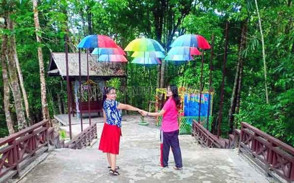 BERKUNJUNG : Sejumlah warga ketika berkunjung ke objek wisata air terjun Batu Mahasur Kuala Kurun, belum lama ini.(: WARGA FOR RADAR SAMPIT)