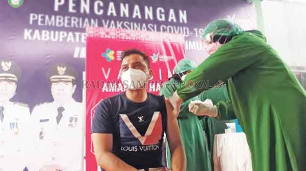 VAKSINASI: Sejumlah tokoh menerima vaksinasi Covid-19 untuk pertama kalinya, Rabu (27/1).(YUNI/RADAR SAMPIT )