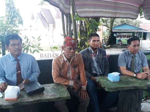 JUMPA PERS: Thoeseng TT Asang bersama tiga kuasa hukumnya menyampaikan penjelasan klarifikasi terkait laporan pengurus Majelis Besar Agama Hindu Kaharingan (MBAHK) Kalteng,(DODI RADAR PALANGKA)