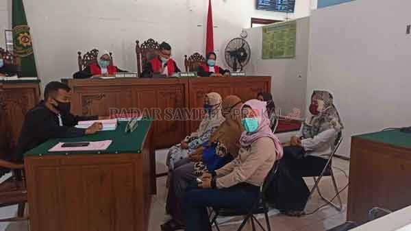 SIDANG ARISAN : Sejumlah korban penggelapan arisan saat bersaksi di Pengadilan Negeri Nanga Bulik, Rabu (27/1). Mereka kompak membantah keterangan saksi dari keluarga terdakwa.(RIA MEKAR/RADAR PANGKALAN BUN)