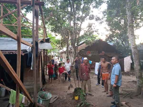 PERUMAHAN: Jajaran DPRD Seruyan Dapil I saat memantau, kondisi salah satu rumah warga yang mendapatkan program bantuan bedah rumah di Desa Baung, Kecamatan Seruyan Hilir dalam agenda reses tahun lalu.(DOK.ALDISETIAWAN/RADARSAMPIT)