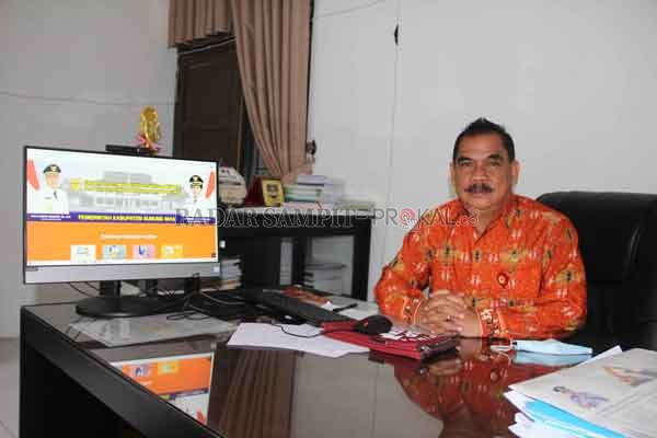 PERLIHATKAN : Kepala DPMPTSP Kabupaten Gumas Aga Handuran ketika memperlihatkan layanan aplikasi SiPET, di ruang kerjanya, Kamis (28/1) pagi.(ARHAM SAID/RADAR SAMPIT)    ARHAM SAID/RADAR SAMPIT PERLIHATKAN : Kepala DPMPTSP Kabupaten Gumas Aga Handuran ket