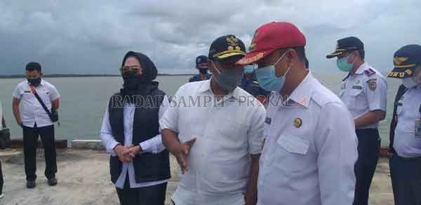 MINTA DUKUNGAN : Bupati Seruyan Yulhaidir berbincang dengan Wagub Kalteng Habib Said Ismail saat kunjungan kerja di Kabupaten Seruyan, Rabu (27/1). Dalam kesempatan itu Yulhaidir berharap dukungan Pemprov Kalteng untuk membantu Seruyan guna masuk program
