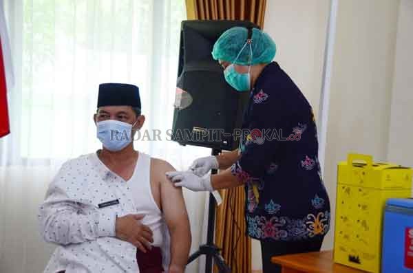 VAKSINASI KEDUA : Sekretaris Daerah Provinsi Kalimantan Tengah Fahrizal Fitri, melakukan vaksinasi tahap kedua, Kamis (27/1).( IST/RADARPALANGKA)