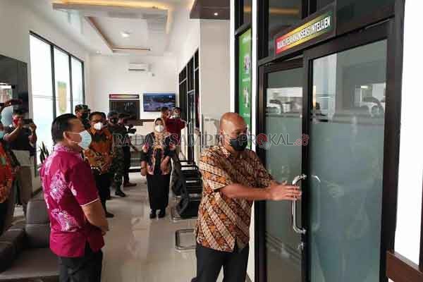 CEK RUANGAN : Kajati Kalteng saat memeriksa sejumlah ruangan gedung PTSP Kejaksaan Negeri Kobar usai di resmikan Jumat (29/1).(   SYAMSUDIN/RADAR PANGKALAN BUN)