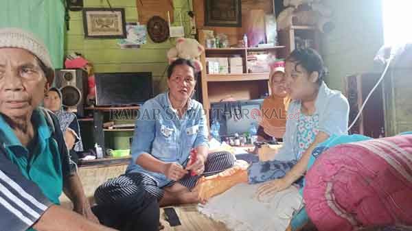 DERITA: Ulia Sari ditemani ibu dan nenek di rumahnya, RT 2, Kelurahan Nangabulik, Kabupaten Lamandau.
