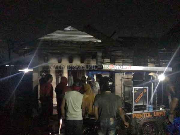 KEBAKARAN: Petugas pemadam kebakaran saat berjibaku dengan si jago merah, yang melalap habis satu buah rumah tak berpenghuni di Jalan Elang, Kawasan Kamar 20, Kecamatan Mentawa Baru Ketapang, Sampit, Kamis (28/1) malam lalu,(FAHRY/RADAR SAMPIT)