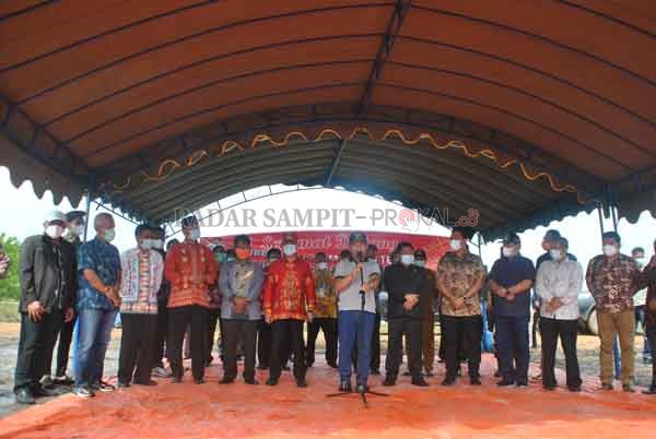 DUKUNG PEMEKARAN : Anggota DPRD Seruyan Arahman (sebelah kiri Bupati Seruyan) saat mengikuti kunjungan Gubernur Kalteng di lokasi rencana ibu kota Provinsi Kotawaringin.(HENDRI EDITIA/RADAR SAMPIT)