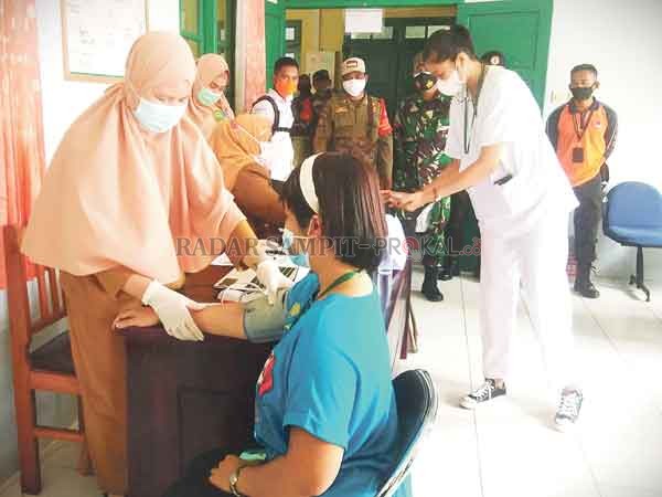 VAKSINASI: Tenaga kesehatan (Nakes) di Kotim mendapatkan vaksinasi Covid-19 tahap pertama.(YUNI/RADAR SAMPIT)