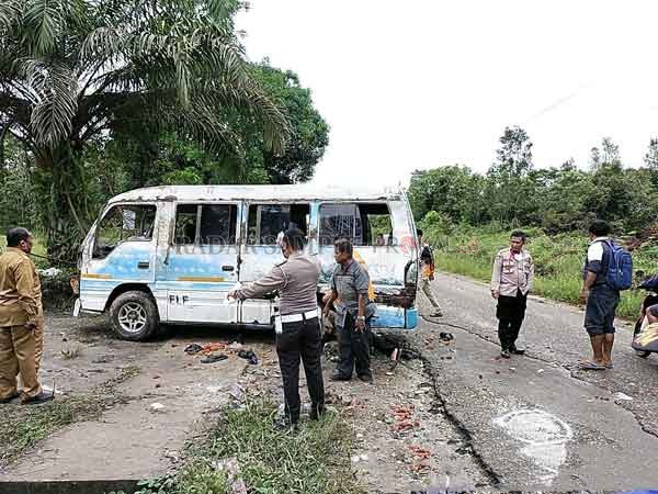 Satlantas Polres Bartim ketika membantu mengevakuasi  Microbus yang terguling (foto Satlantas Polres Bartim).
