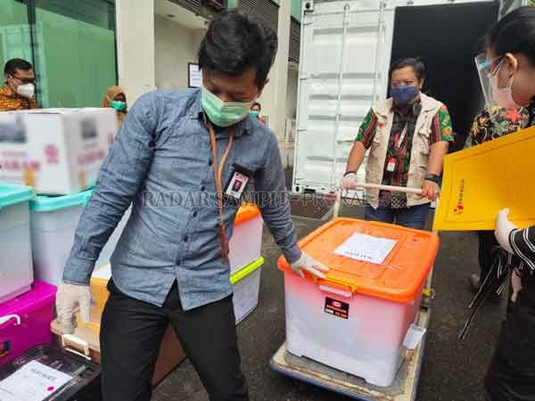 SENGKETA PILKADA: Alat bukti yang disiapkan Komisi Pemilihan Umum Kabupaten Kotawaringin Timur menjelang sidang di Mahkamah Konstitusi hari ini.(DOK.RADAR SAMPIT)