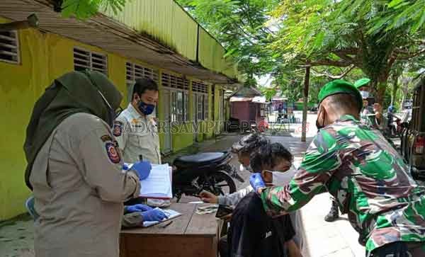 SANKSI DENDA : Tim Yustisi penegakkan protokol kesehatan Perbup 54 tahun 2020 melaksakan operasi Yustisi di Kecamatan Arut Selatan, Kabupaten Kobar, Senin (1/2).(   SATPOL PP KOBAR/RADAR PANGKALAN BUN)