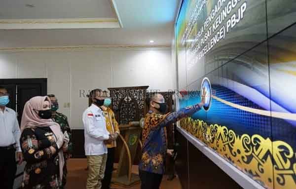 TERAPKAN TEKNOLOGI : Wali Kota Palangka Raya  Fairid Naparin dan Wakil Wali Kota Umi Mastikah saat launching program pemerintah kota untuk meningkatkan kapasitas dan kualitas pelayanan publik, belum lama ini.