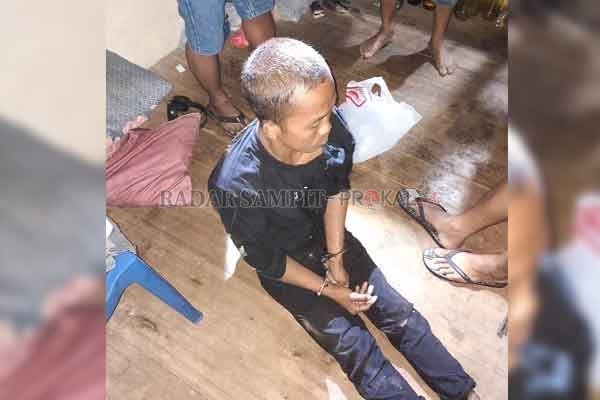 DITANGKAP : Satreskrim Polres Kapuas ringkus terduga pelaku percobaan pemerkosaan di Pos Kamling Desa Anjir Serapat Barat Kecamatan Kapuas Timur, Kabupaten Kapuas, Selasa (2/2) sekitar pukul 22.00 WIB.(HUMAS POLRES KAPUAS/RADAR SAMPIT)