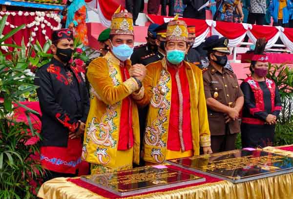 Bupati Kotim Supian Hadi dan Wakil Bupati Kotim Taufiq Mukri berfoto bersama saat HUT Kotim, beberapa waktu lalu.(DOK.RADAR SAMPIT)