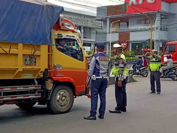 PENGAWASAN: Personel Dishub Kotim saat melakukan pengawasan angkutan berat yang melintas dalam kota, Kamis (4/2).(IST/RADAR SAMPIT)
