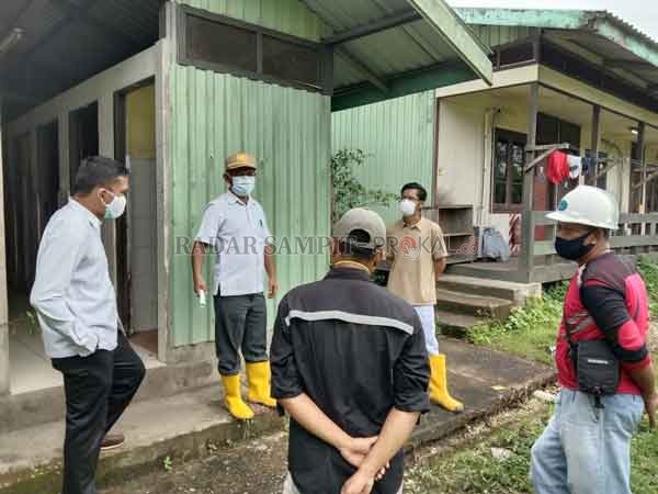 WILAYAH TERPAPAR : Kepala Dinas Kesehatan dr Suria Siri (dua dari kiri) saat berada di PT. AKT yang menjadi klaster baru penularan Covid-19, sehingga dilakukan lockdown, Kamis (4/2).(FOTO : IST)