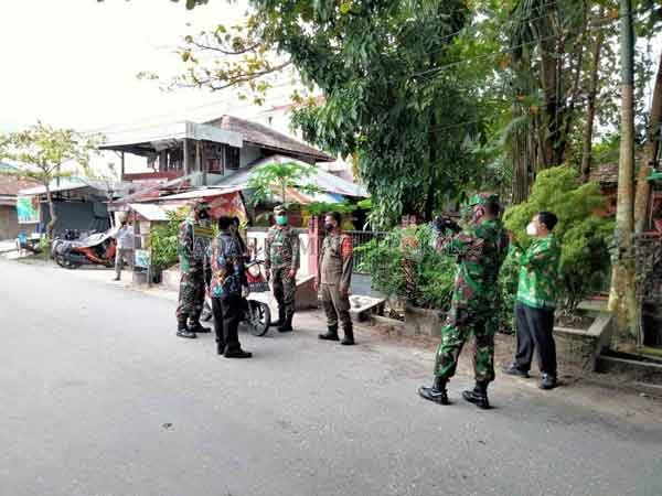 RAZIA MASKER : Razia masker atau operasi yustisi dilakukan petugas gabungan Satgas Covid-19 Kotim di depan Kantor Kecamatan Baamang, Kamis (4/2).(ISTIMEWA )