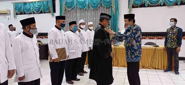SAMBUTAN: Wakil Bupati Kotim Taufiq Mukri saat memberikan sambutan pada acara pelantikan dewan hakim, juri dan panitera MTQ ke-52, Kamis (4/2).(YUNI/RADAR SAMPIT)