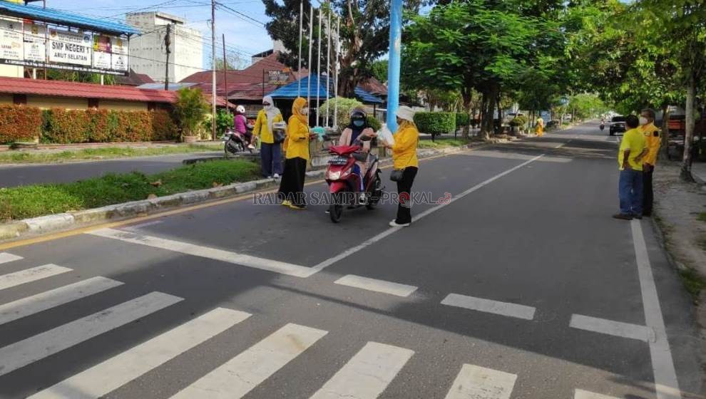BAGI MASKER : Pengurus DPD Golkar Kobar saat membagikan masker gratis kepada pengguna jalan di Kota Pangkalan Bun. Mereka juga mengimbau agar masyarakat menjaga kondusifitas daerah pasca pelaksanaan Pilkada Kalteng. (ISTIMEWA/RADAR PANGKALAN BUN)