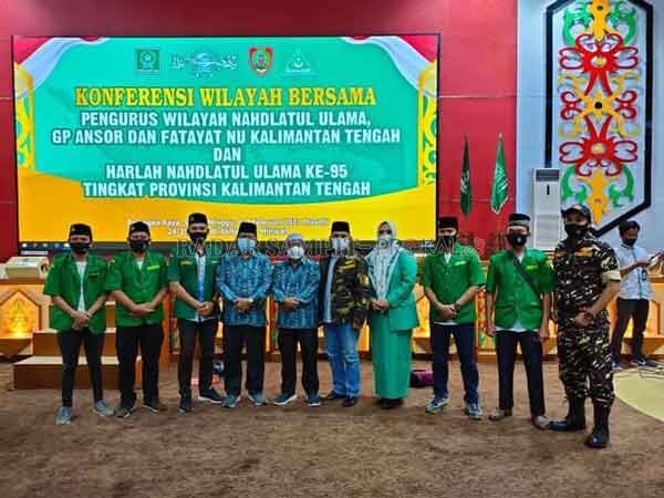 HADIRI ACARA : Wakil Ketua II DPRD Mura Rahmanto Muhidin, S.HI, M.H (lima dari kanan) saat menghadiri Konferensi Wilayah NU Kalteng, Sabtu (6/2) malam.