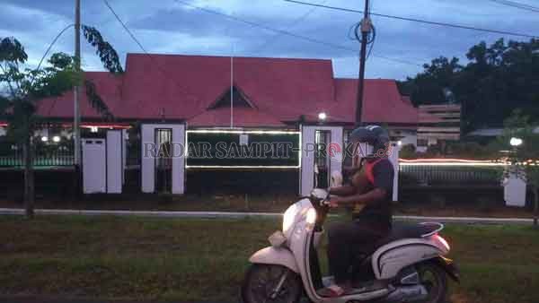 BUKA KEMBALI : Kantor Kejaksaan Negeri Lamandau akan mulai buka kembali pada Senin (8/2) hari ini. Selama ditutup total (lockdown) tiga hari belakangan, mereka melakukan sterilisasi dan juga uji swab bagi seluruh personel lembaga adhyaksa tersebut.(RIA ME