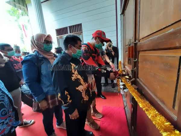 RESMIKAN: Bupati Kotim Supian Hadi saat resmikan Perpustakaan Penyang Hatantiring di Kecamatan Bukit Santuai, Sabtu (6 /2).(ISTIMEWA )