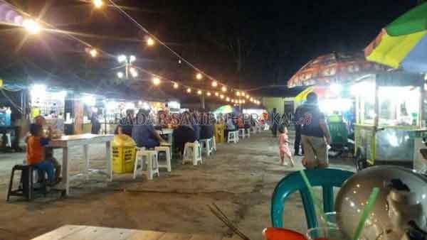 DIBUKA KEMBALI : Pusat kuliner alun-alun Istana Kuning di kelurahan Raja, Kecamatan Arut Selatan dibuka kembali, nampak pengunjung di pusat kuliner malam di jantung Kota Pangkalan Bun, sebelum pandemi awal tahun 2020 silam.(ISTIMEWA/RADAR PANGKALAN BUN)