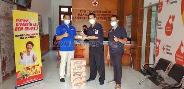BANTUAN: Penyerahan bantun suplemen herbal dari PT. Bintang Toedjoe kepada PMI Kotim, kemarin (8/2).(IST/RADAR SAMPIT)      IST/RADAR SAMPIT)