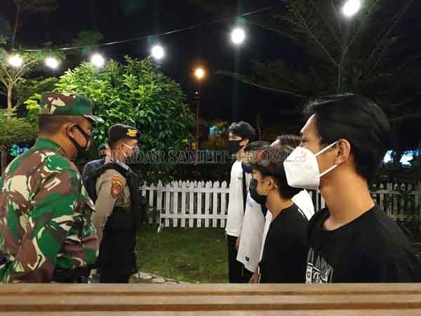 DIHUKUM: Tim penanganan Covid-19 Kota Palangka Raya, ketika memberikan sanksi kepada sejumlah warga yang kedapatan tidak menerapkan prokes. Razia digelar dalam dua hari berturut-turut, pada Jumat malam (5/2) dan Sabtu malam (6/2) tadi.(istimewa)