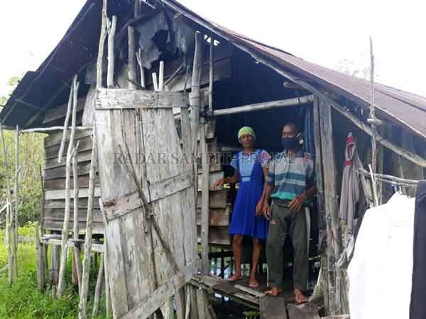 JAUH DARI MEWAH : Raiz dan Saudah, warga Jalan Tjilik Riwut Kilometer 17, Kelurahan Marang, Palangka Raya.  (DODI/ RADAR PALANGKA)
