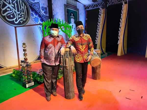 BERSAMA : Bupati Kotim Supian Hadi (kanan) bersama Ketua LPTQ Kotim Halikinnor (kiri) saat pembukaan MTQ ke-52 tahun 2021 Tingkat Kabupaten Kotim, baru-baru tadi. (ISTIMEWA/RADAR SAMPIT)