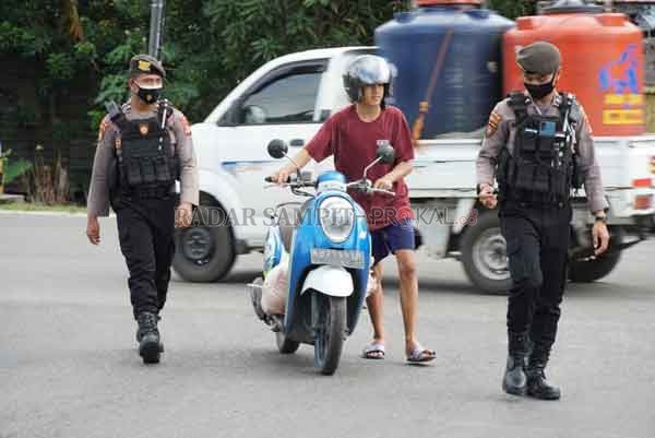ITERTIBKAN: Seorang anak muda pengendara motor ketika kedapatan tak mematuhi protokol kesehatan, sehingga terjaring razia oleh tim gabungan  penanganan Covid-19 di Kota Palangka Raya, saat di jalan Tjilik Riwut.(istimewa)