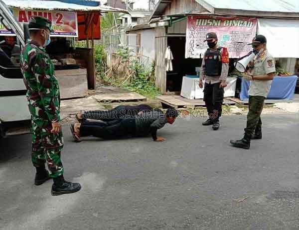 PELANGGAR PROKES : Pelanggar protokol kesehatan mendapat sanksi sosial. Namun banyak pelanggar yang memilih membayar denda. (SATPOL PP /RADAR PANGKALAN BUN )