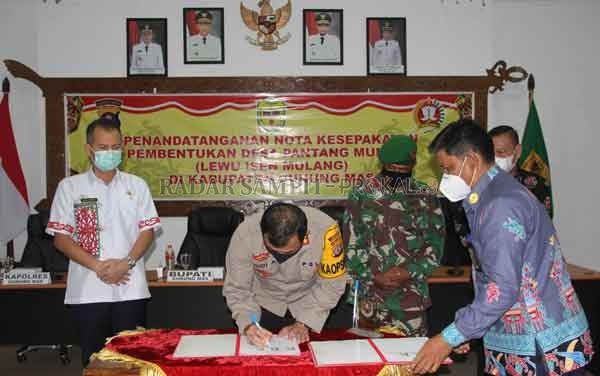 TANDA TANGAN : Kapolres Gumas AKBP Rudi Asriman, Bupati Jaya S Monong, dan Pabung Kodim 1016/Plk Kapten Inf M Ayyub, bersama Sekda Yansiterson, melakukan penandatanganan nota kesepakatan tentang Pembentukan Desa Pantang Mundur atau Lewu Isen Mulang, di Ru