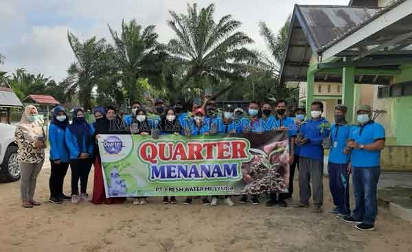 QUARTER MENANAM : Jajaran manajemen perushaan Air Minum Dalam Kemasan (AMDK) Quarter lakukan penanaman pohon di kawasan Desa Tanjung Terantang, Kecamatan Arut Selatan, Sabtu (13/2).